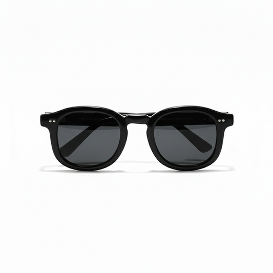 Óculos dobrados com hastes para dentro e lentes na frente